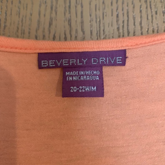 Plus size woman’s top - Picture 2 of 2